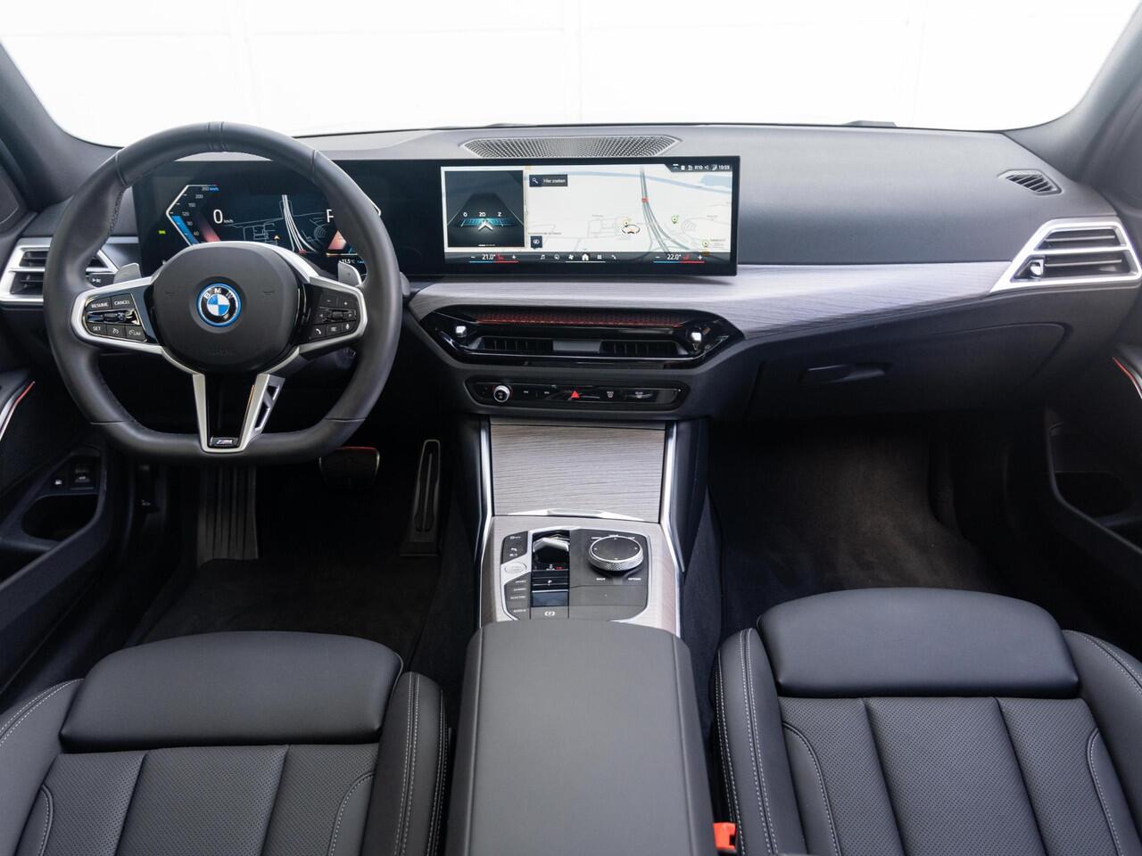 BMW 3-SERIE Touring 330e | M Sportpakket Pro | Achteruitrijcamera | Panoramadak | Stoelverwarming | Cruise Control | 18''