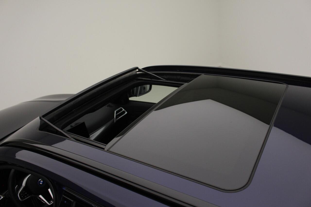 BMW 3-SERIE Touring 330e xDrive M-Sport Pro | Panorama | CoPilot | Harman Kardon | Trekhaak | Memory | 19" Jet Black