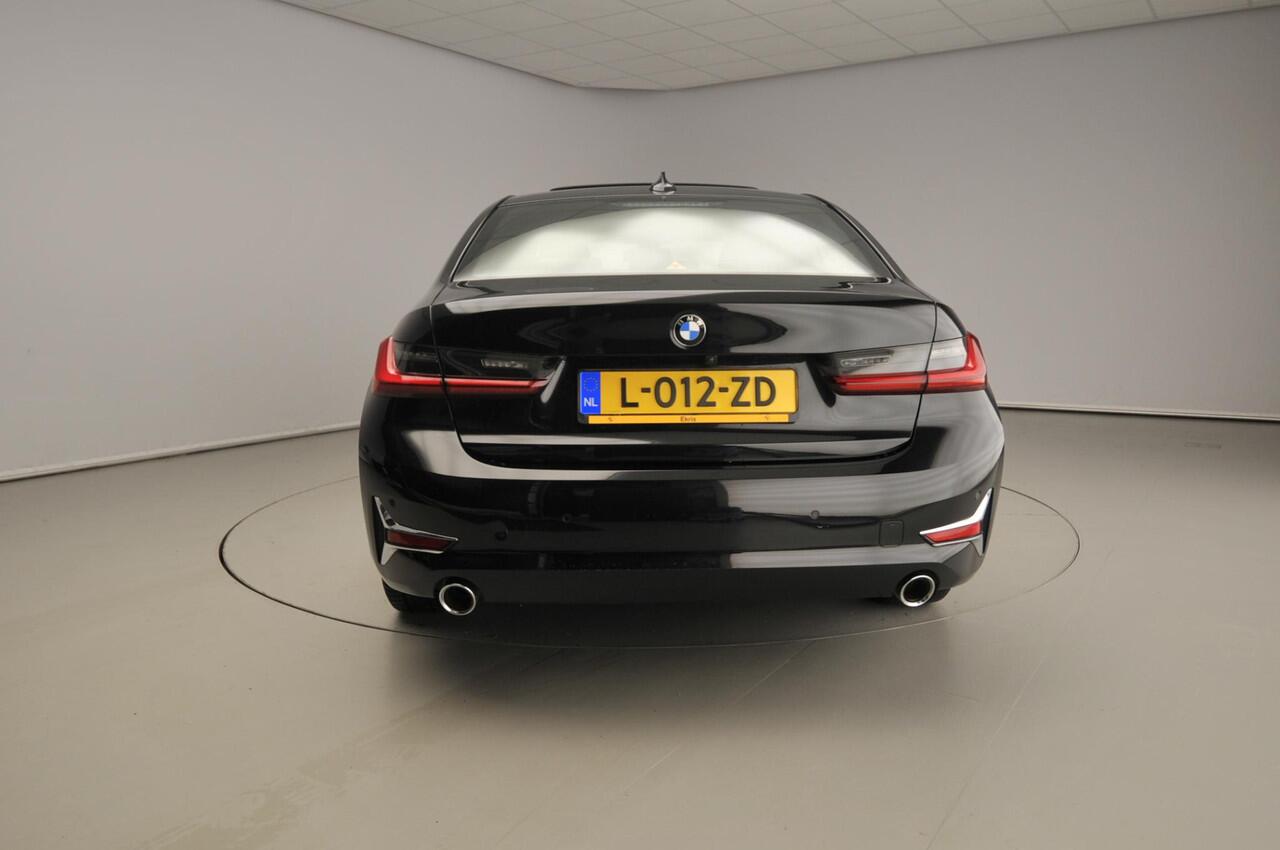 BMW 3-SERIE Sedan 320i | LED | Navigatie | Schuifdak | Sportstoelen | Clima | PDC | DAB | Alu 18 inch