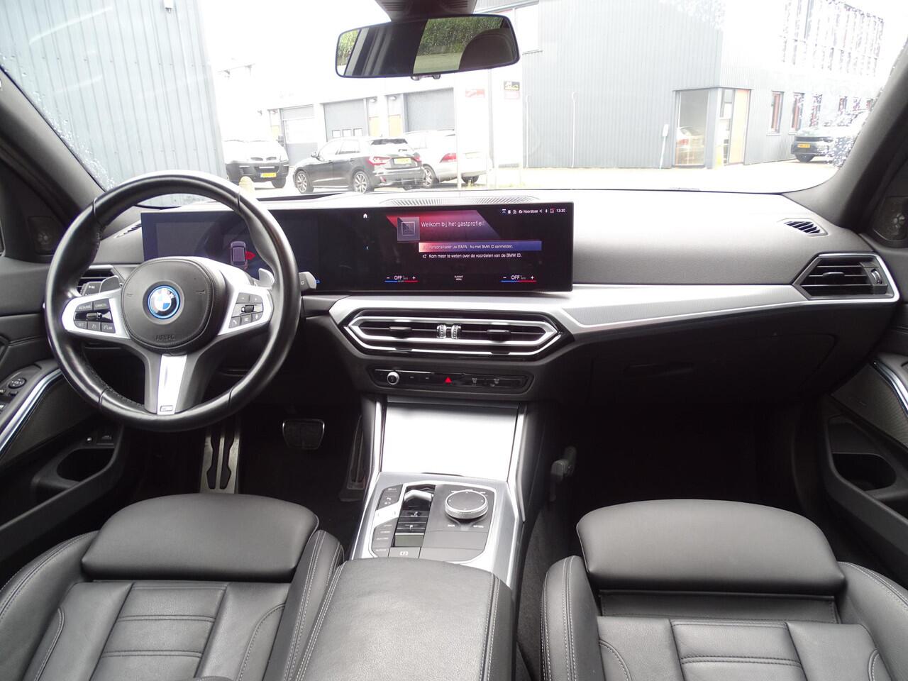 BMW 3-SERIE Touring 320e M-SPORT | PANORAMADAK| LEDER SPORT INTERIEUR| HEAD-UP DISPLAY| BORDENHERKENNING| DODE HOEK DETECTIE| HERMANKARDON | AIROC/ECC | CRUISECONTROLL | CAMERA | PARKEERSENSOREN |