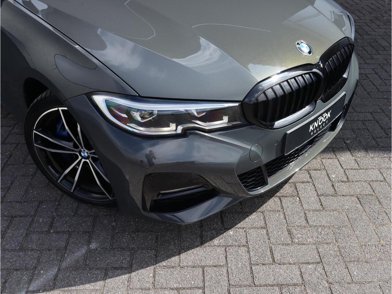 BMW 3-SERIE Touring 320i High Executive M Sport Pakket Automaat / Live Cockpit Professional / Panoramadak / Leder / Adaptive Cruise Control / Head-Up Display / Apple CarPlay / 19 Inch / M Sportremsysteem / Shadow Line / LED / Extra Getint Glas / Stoelverwarming