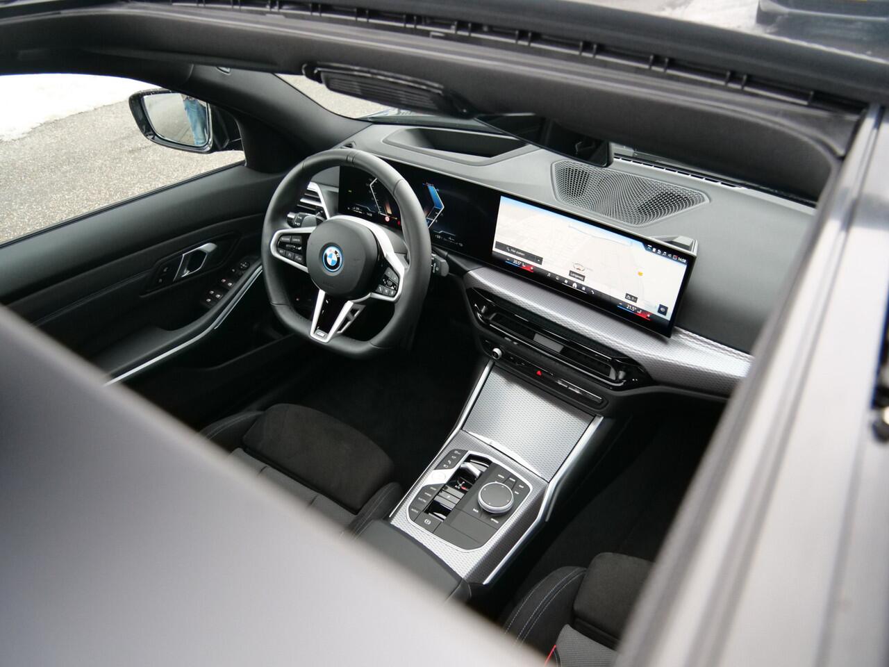 BMW 3-SERIE Touring 330e 292 Pk Automaat M Sportpakket Pro Schuifdak / Apple Carplay / Head-Up / Keyless