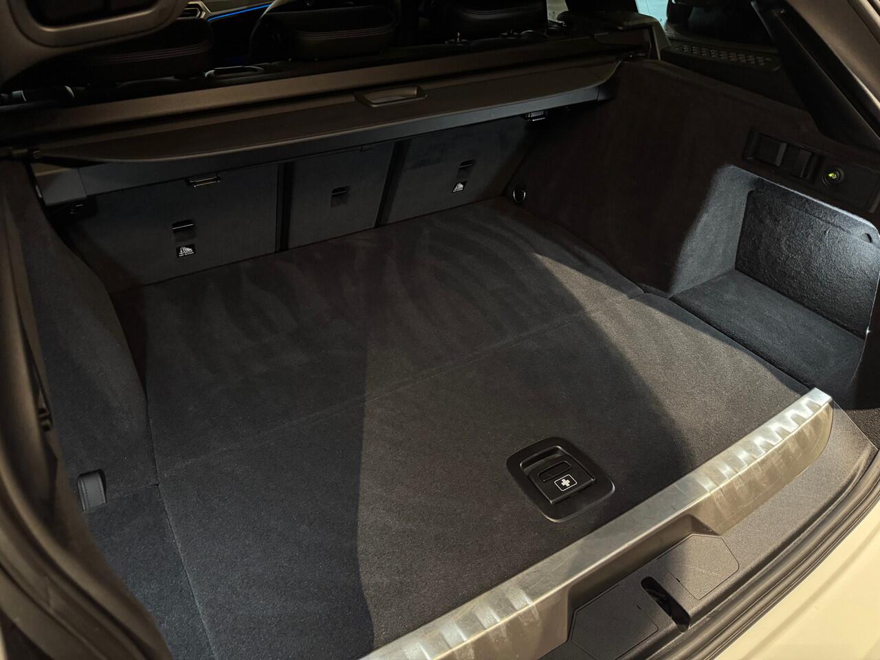 BMW 3-SERIE Touring 330e High Exe | M-performance | Pano | Trekhaak