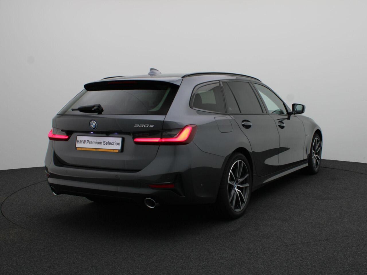 BMW 3-SERIE Touring 330e Model Sport Line | Stuurwielrand Verwarmd | M Adaptief onderstel | Comfort Access | Achteruitrijcamera | Panoramadak | Elektrisch Verstelbare Sportstoelen | Driving Assistant | Laserlight | Head-Up Display | DAB | HiFi | 17''