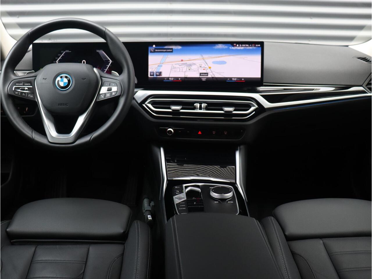 BMW 3-SERIE Sedan 330e | High Executive | Comfort Access | Elektr. Voorstoelen | Sportstoelen | Hi-Fi | Climate Control | Stoelverwarming | Getint Glas | 17'' LMV