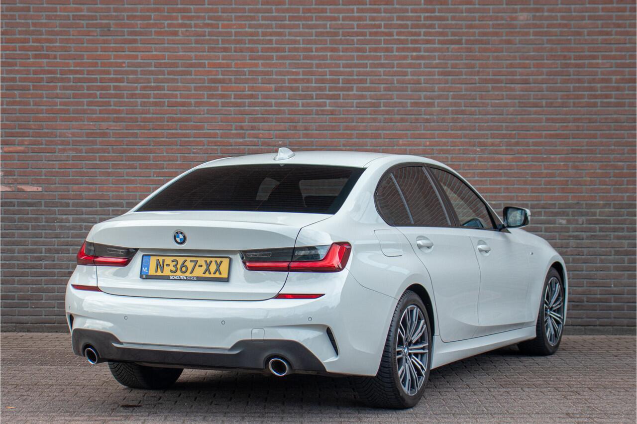 BMW 3-SERIE 318i M Sport, Stoelverwarming, Carplay, Alcantara, Sfeerverlichting, DAB+, PDC, Navigatie, Sportstoelen.