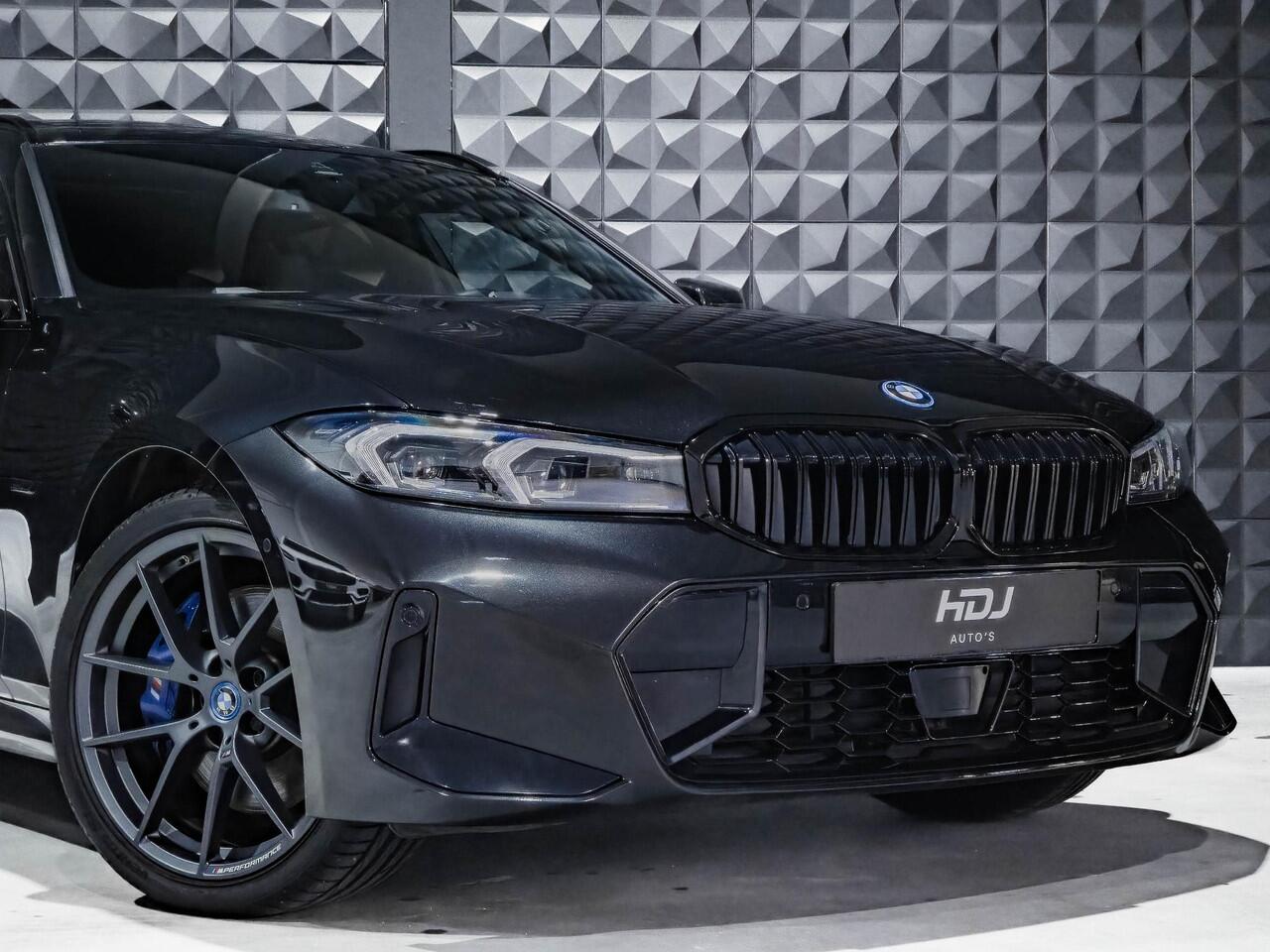 BMW 3-SERIE Touring 330e xDrive M Sport Pro | Pano | H/K | M-Tech Stoelen | HUD | Memo | Topv | Side | ACC | 19"M-Performance | Leer |