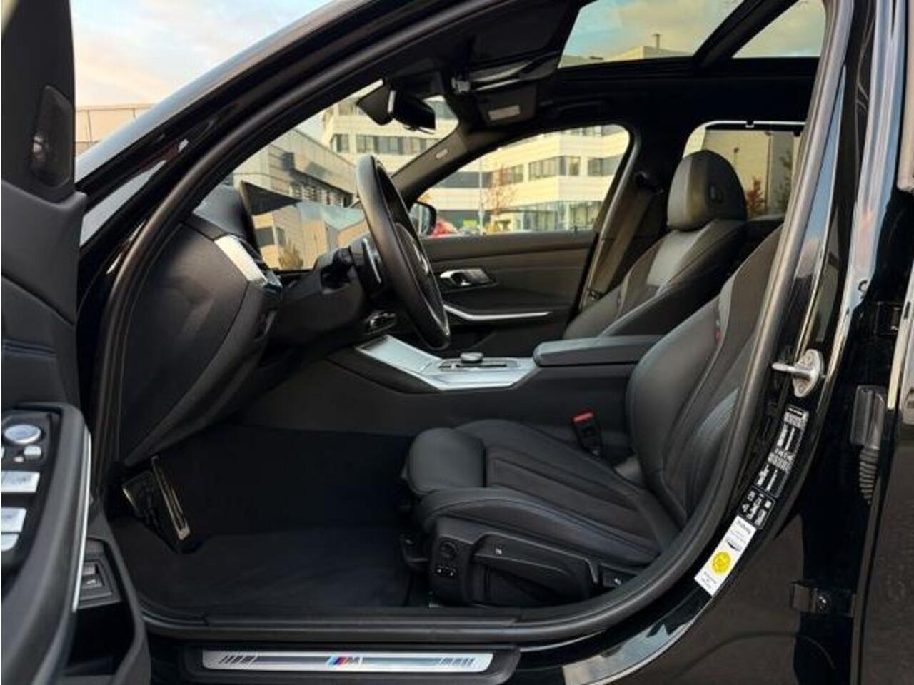 BMW 3-SERIE Touring 320d xDrive M-SPORT ** LED, NAVI+, HALF-LEDER, PANO, H&K, HuD, TREKH, 19-inch LMV ** 1e EIG - UNFALLFREI ** ** INFORMEER OOK NAAR ONZE AANTREKKELIJKE FINANCIAL-LEASE TARIEVEN **