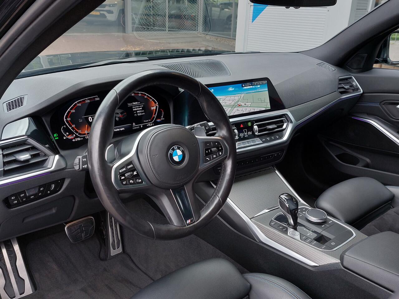 BMW 3-SERIE Touring 320i 184pk Automaat High Executive M-Sport | Navi | Apple Carplay+Android Auto | Adap.Cruise | Leder+Alcantara | Led Koplampen | Sfeerverlichting | Stoelverwarming | Pdc V+A+Camera | 18''lm