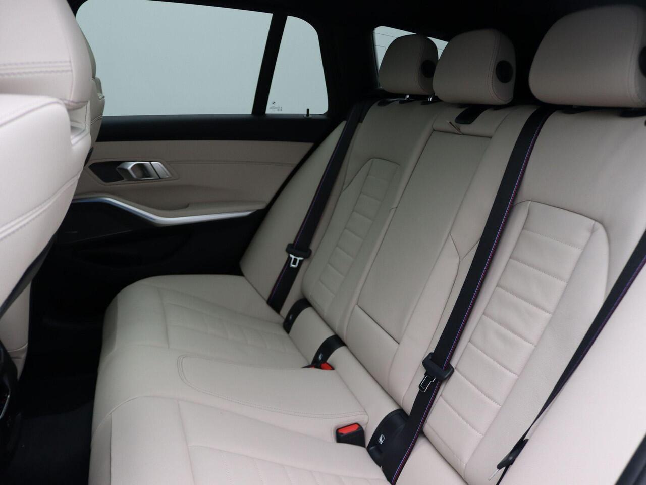 BMW 3-SERIE Touring 330e M Sportpakket Pro | Comfort Pack | Stuurwielrand Verwarmd | Trekhaak | Panoramadak | Driving Assistant | Active Cruise Control | Harman Kardon | 19'' | Ekris Selection