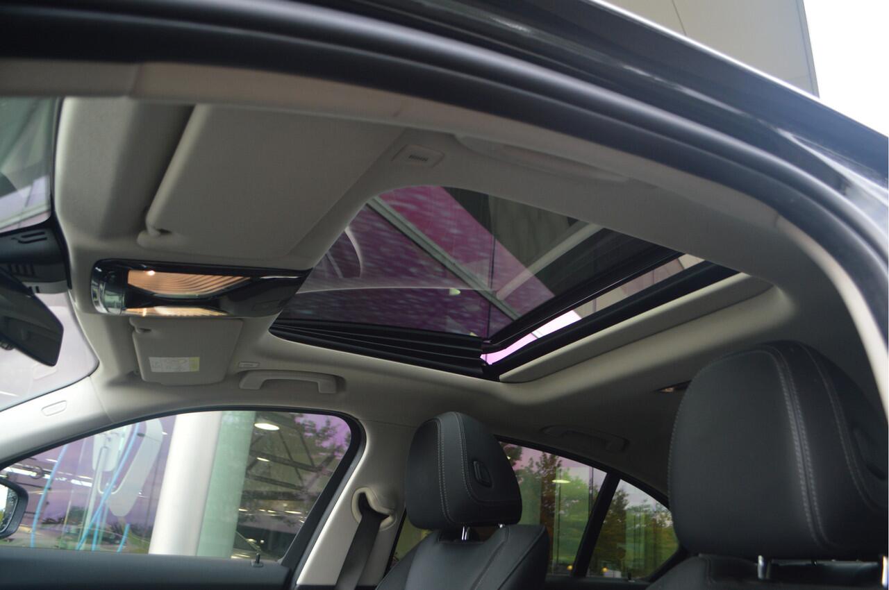 BMW 3-SERIE 320i High Executive Automaat / Schuif-kanteldak / Sportstoelen / Stoelverwarming / Airconditioning / Cruise Control / PDC / Live Cockpit Professional
