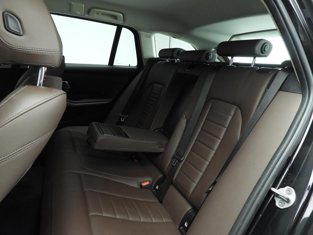 BMW 3-SERIE Touring 320e | LED | Leder | Navigatie | Trekhaak | Sportstoelen | Shadow line | DAB | Alu 17 inch