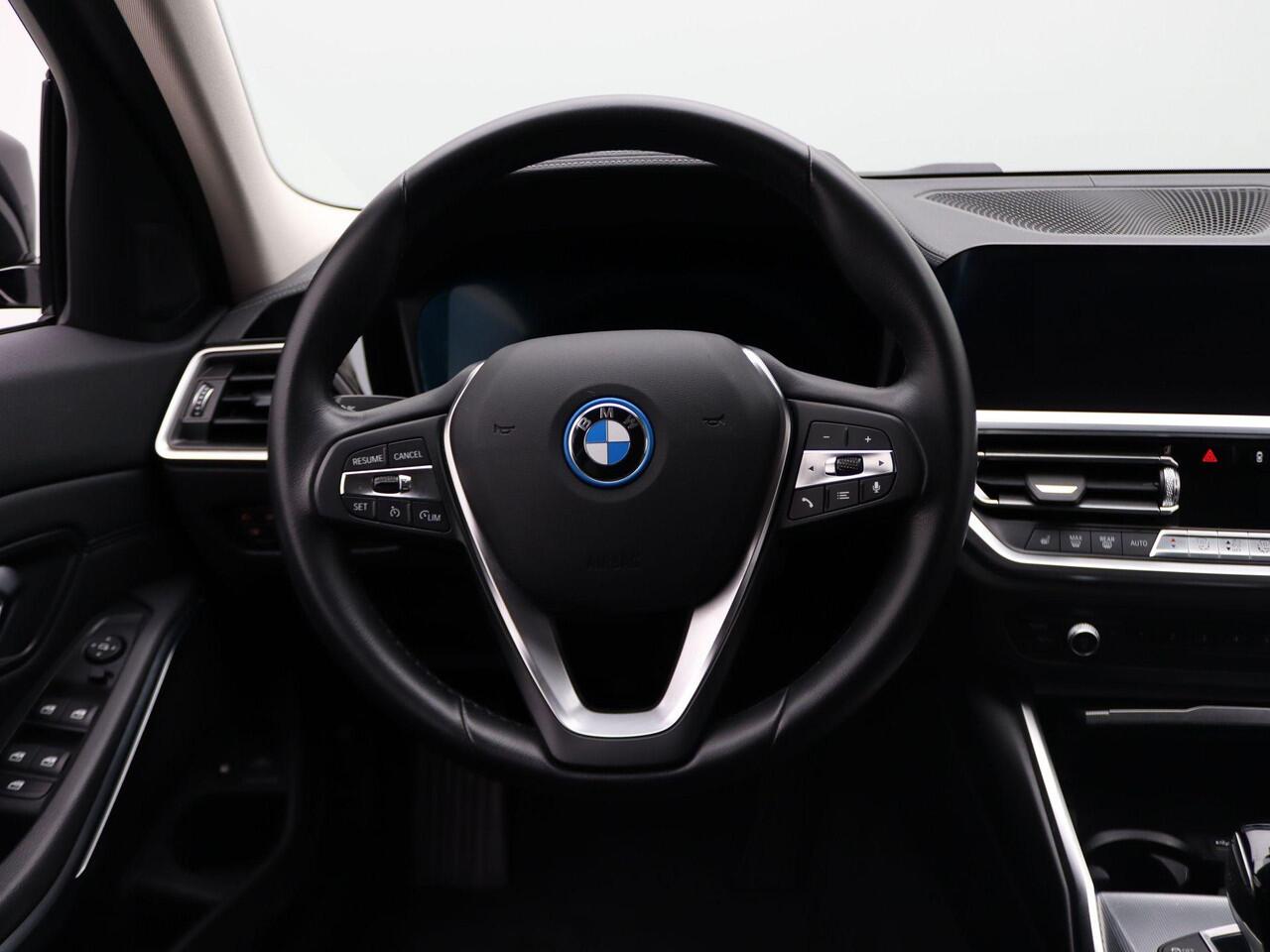 BMW 3-SERIE Touring 320e Luxury Line | High Executive | Sportstoelen voor | Live Cockpit Professional | HIFI | 17"