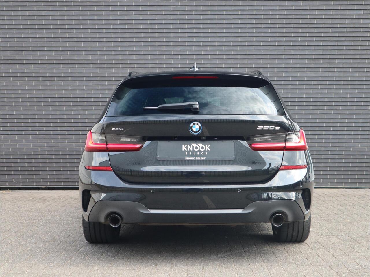 BMW 3-SERIE Touring 320e xDrive High Executive M Sport Pakket Automaat / Live Cockpit Professional / Adaptief M Onderstel / Panoramadak / Stoelverwarming / Extra Getint Glas / LED / 19 Inch / Hifi / Lichtpakket