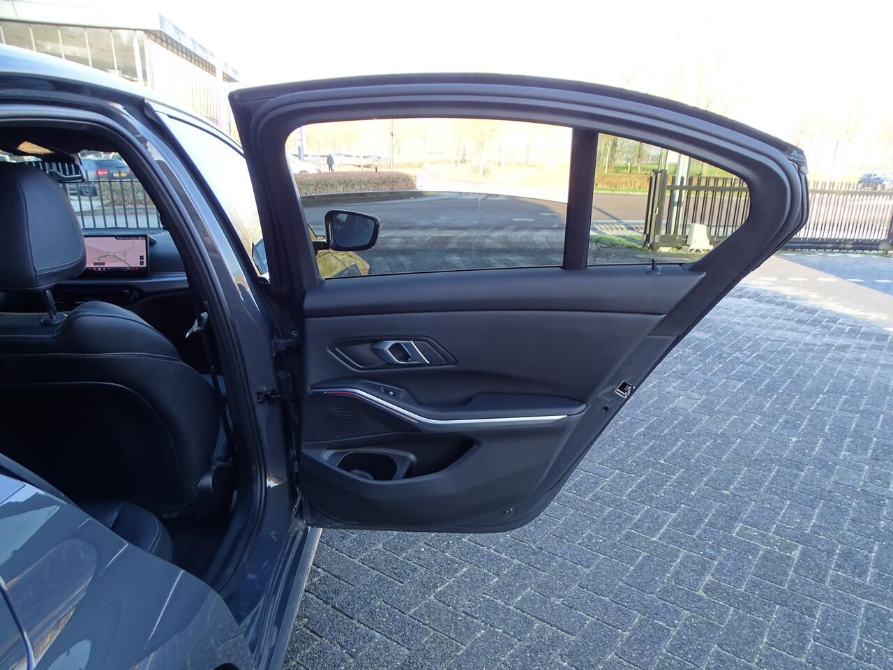 BMW 3-SERIE 330e M Sport Pro. Elek.Trekhaak Active-Cruis Head-up Driv.Ass. Innovation Pack Park.plus HiFi 19"LM Velgen