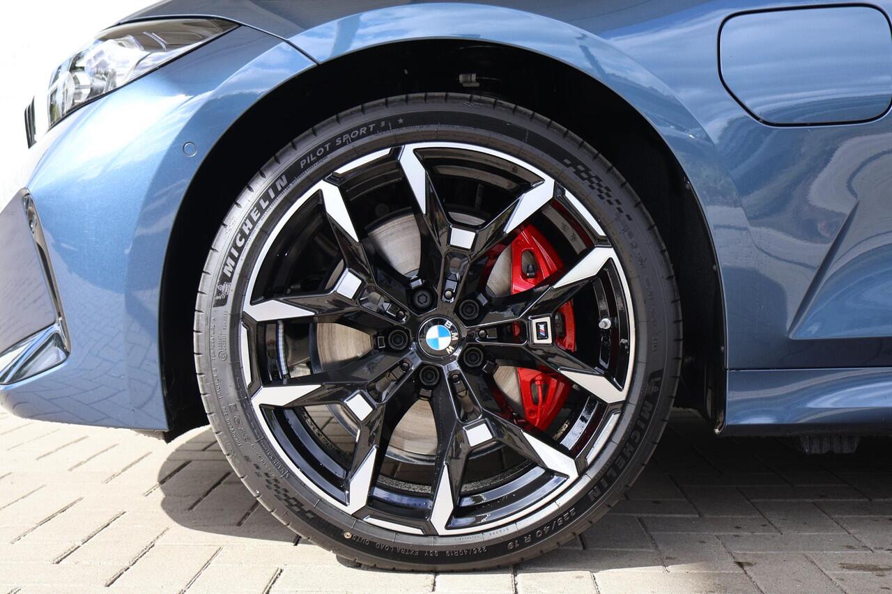 BMW 3-SERIE Touring 330e xDrive | M Sportpakket Pro | Glazen Panoramdak | Trekhaak Elektrisch | Harman Kardon | Stoelverwarming | Stuur- en stoelverwarming | 19" M Dubbelspaak