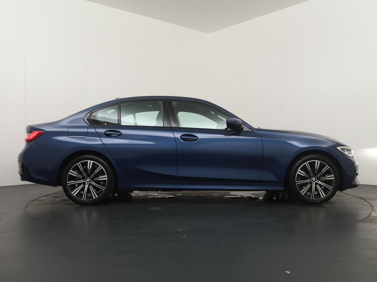 BMW 3-SERIE 320e Business Edition Plus | Trekhaak | Panoramadak | Stoelverwarming |
