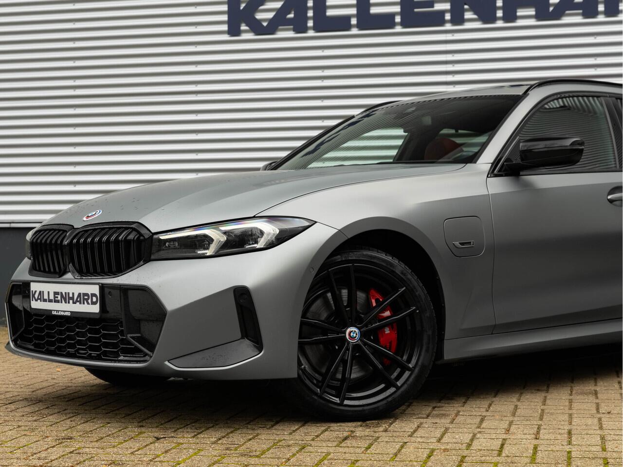 BMW 3-SERIE Touring 330e xDrive - M-Sport Pro - Individual In+Exterieur - Pano - Trekhaak - Memoryzetel