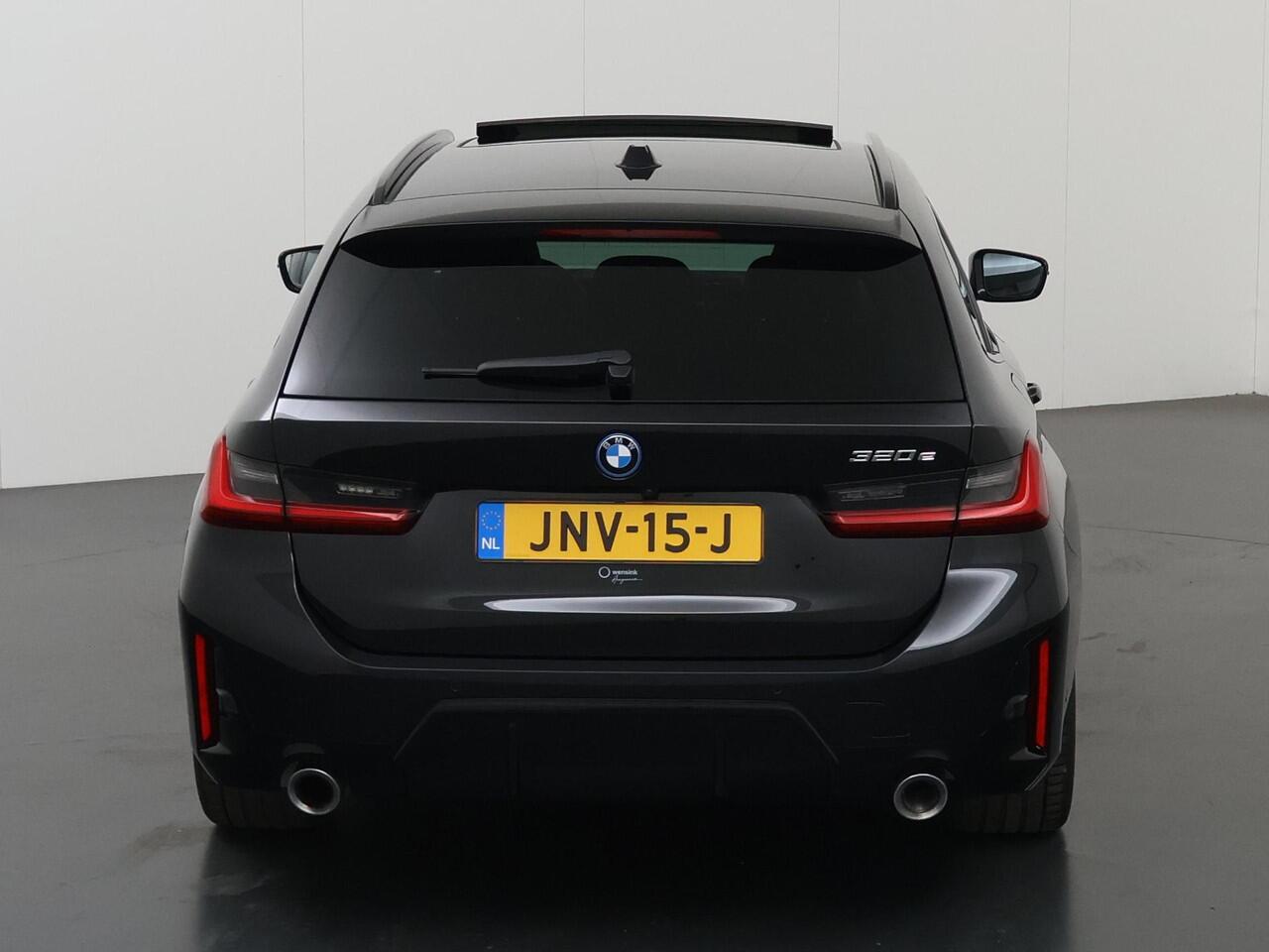 BMW 3-SERIE Touring 320e M-Sport | Facelift | Panoramadak | Elek. Stoelen met Geheugen | HUD | Sportstoelen | 360° Camera | Apple Carplay/Android Auto | Cruise Control | Comfort Pakket | M-Sport Pro | Curved Display |
