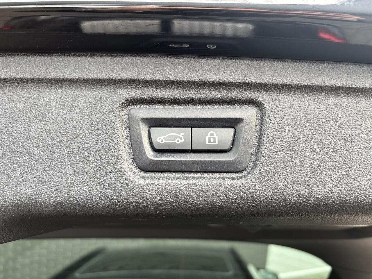 BMW 3-SERIE Touring 330i xDrive High Executive M Sport Pakket Automaat / Live Cockpit Professional / Panoramadak / Trekhaak / Leder / Apple CarPlay / Harman Kardon / 19 Inch / Shadow Line / Laserlicht / Head-Up Display / M Sportremsysteem / Adaptief M-onderstel