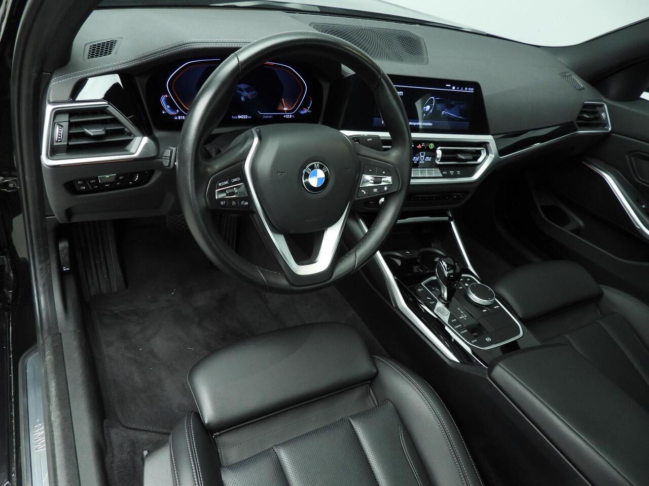 BMW 3-SERIE Sedan 320i | LED | Navigatie | Schuifdak | Sportstoelen | Clima | PDC | DAB | Alu 18 inch