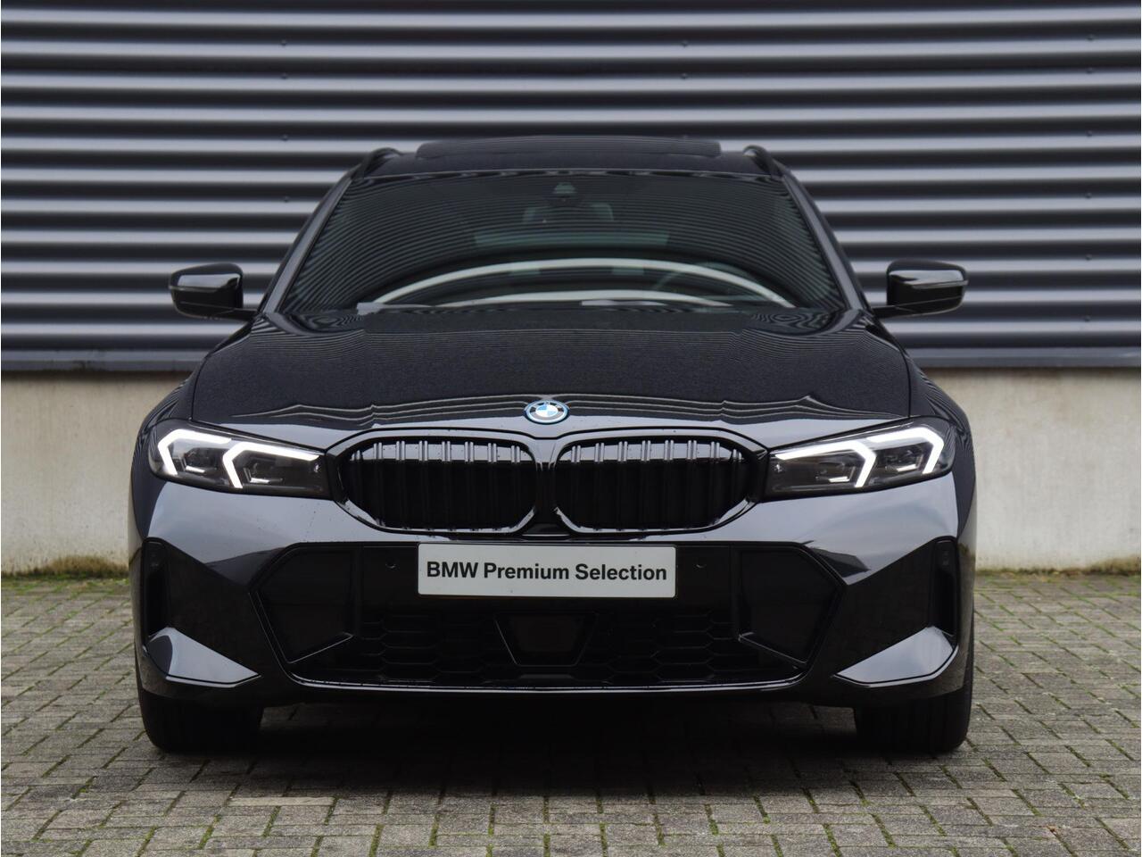 BMW 3-SERIE Touring 330e | M Sportpakket Pro | Panodak | Harman Kardon | Trekhaak | Comfort Access | Adaptive Cruise Control | Adaptieve LED Koplampen | 19'' LMV