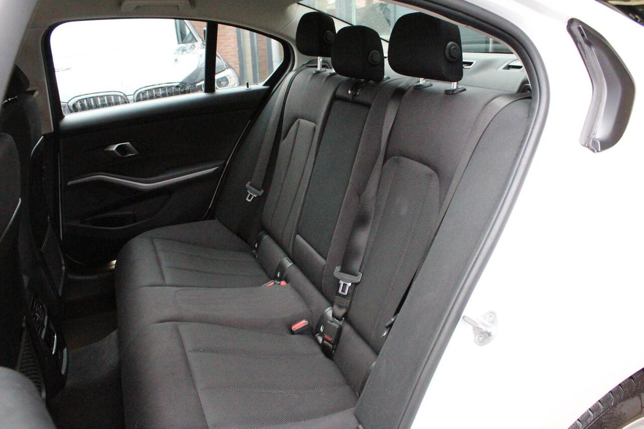 BMW 3-SERIE 318d Executive Edition | NL-AUTO+N.A.P! | CARPLAY | PDC-V/A | CLIMA | DAB-RADIO | NAVI | LED | CRUISE |