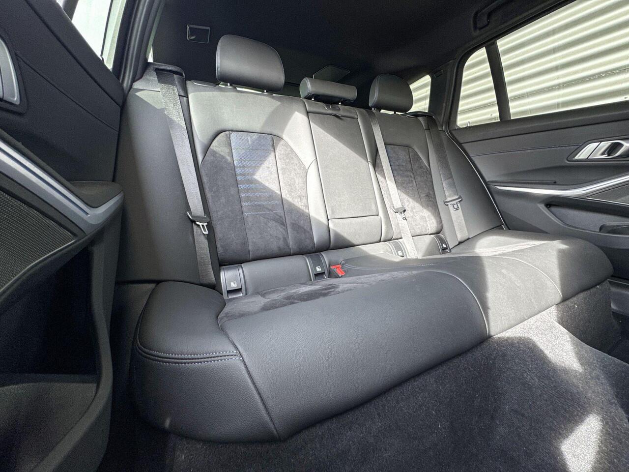 BMW 3-SERIE Touring 330e M Sportpakket / Innovation Pack / Comfort Pack / Entertainment Pack / Trekhaak / Harman Kardon