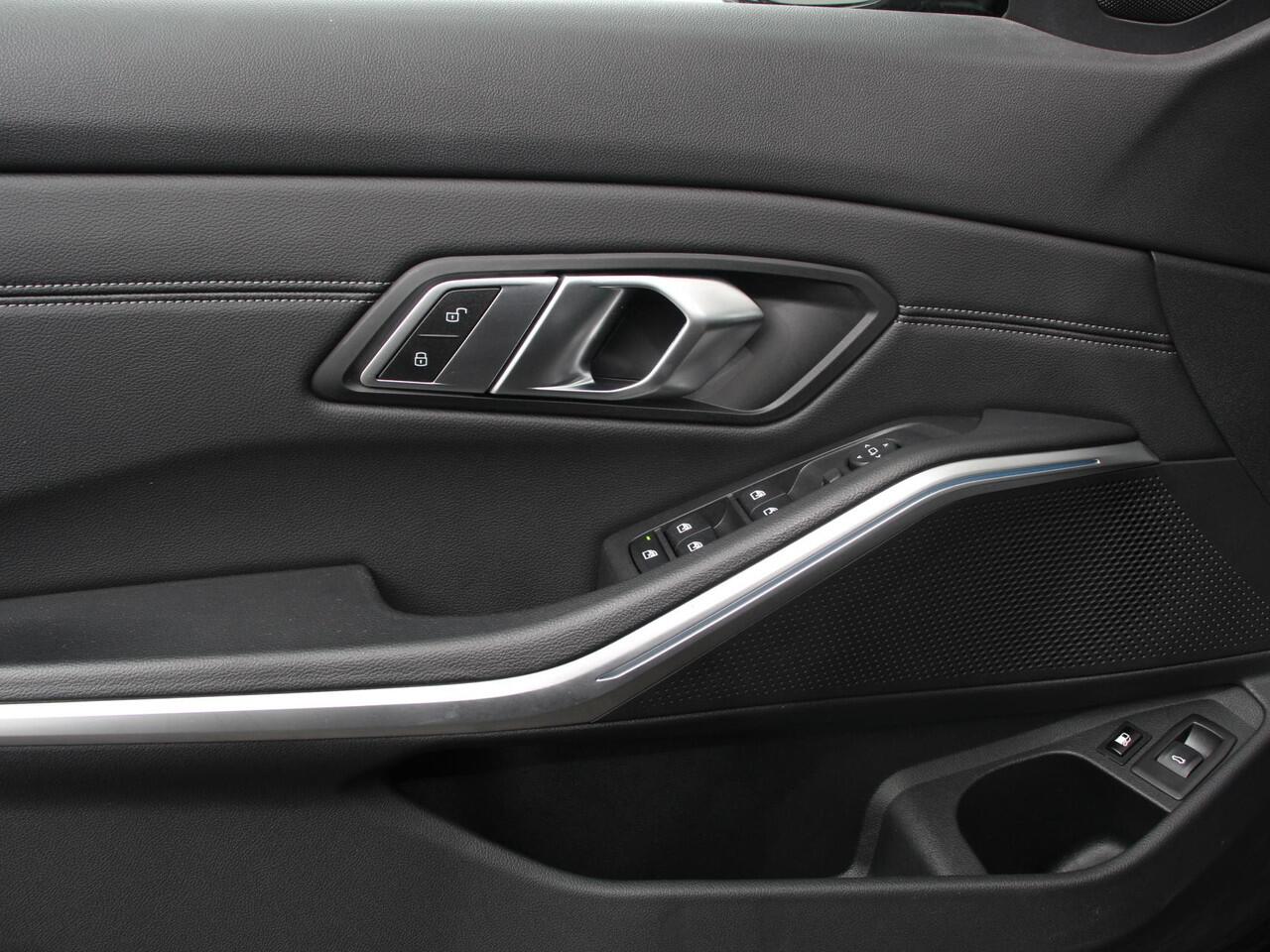 BMW 3-SERIE Touring 330e Touring Sportline PHEV AUT DEMO! Climate control | Adaptieve cruise control | Parkeersensoren | Navigatie | Sfeerverlichting | Stuur + stoelverwarming | Apple Carplay/ Android Auto