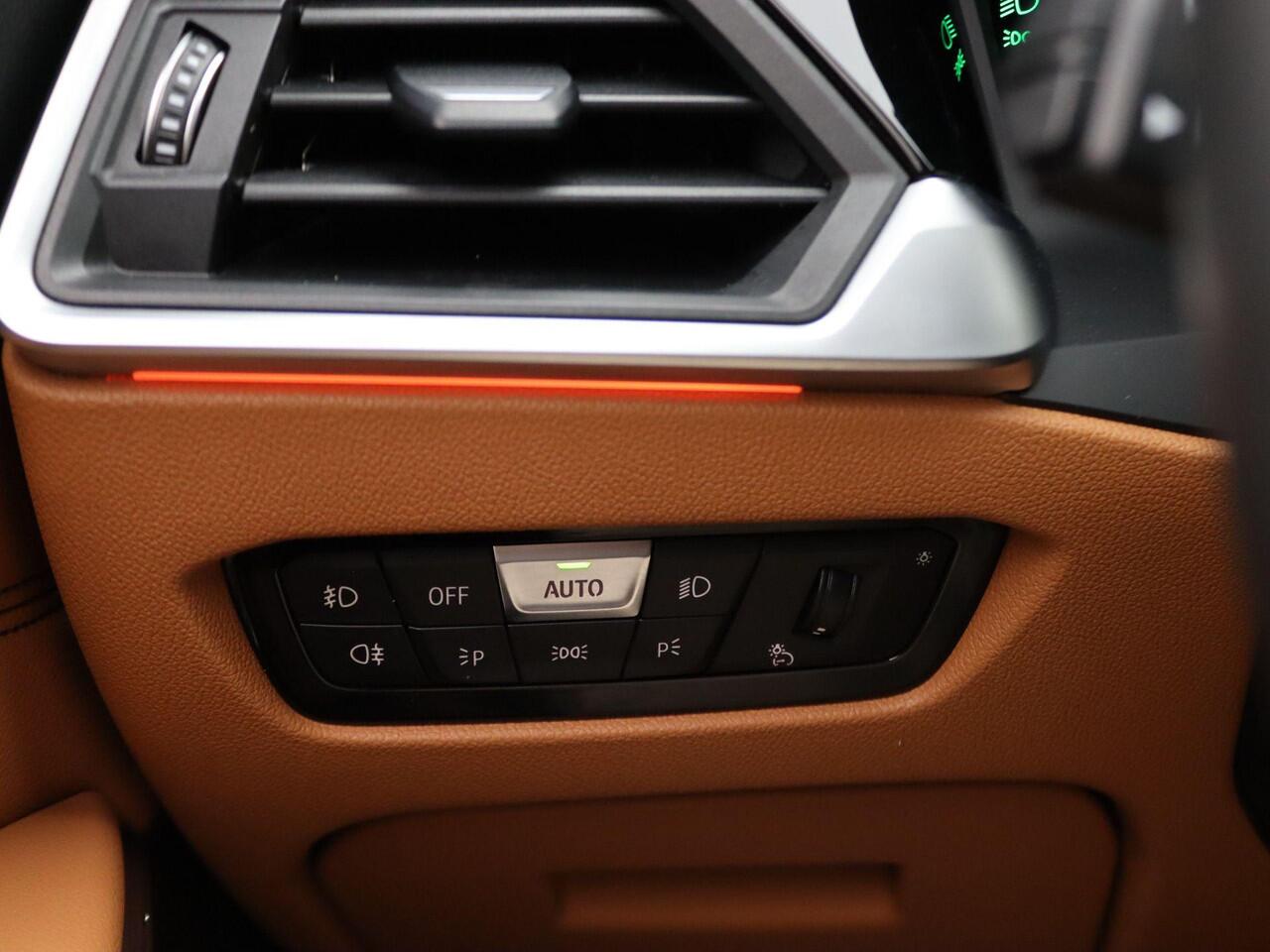 BMW 3-SERIE Sedan 330e High Executive | M Sportpakket | Audio Media Pack | Parking Pack | DAB | HiFi | 18''