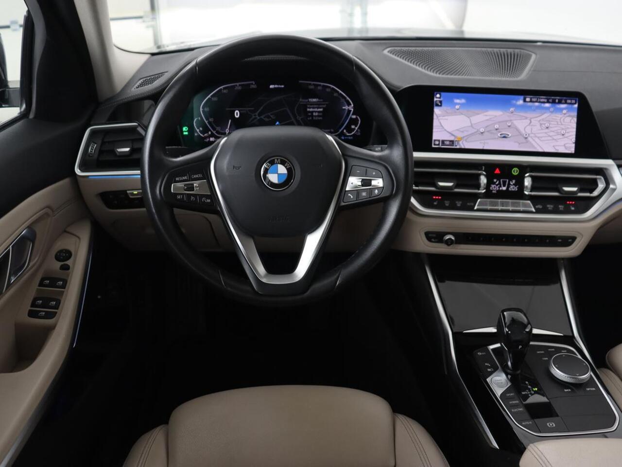 BMW 3-SERIE 330e eDrive Luxury Line | Panoramadak | Leder | Trekhaak | Stoelverwarming | Carplay | Sportstoelen | Live Cockpit | Parkeerhulp