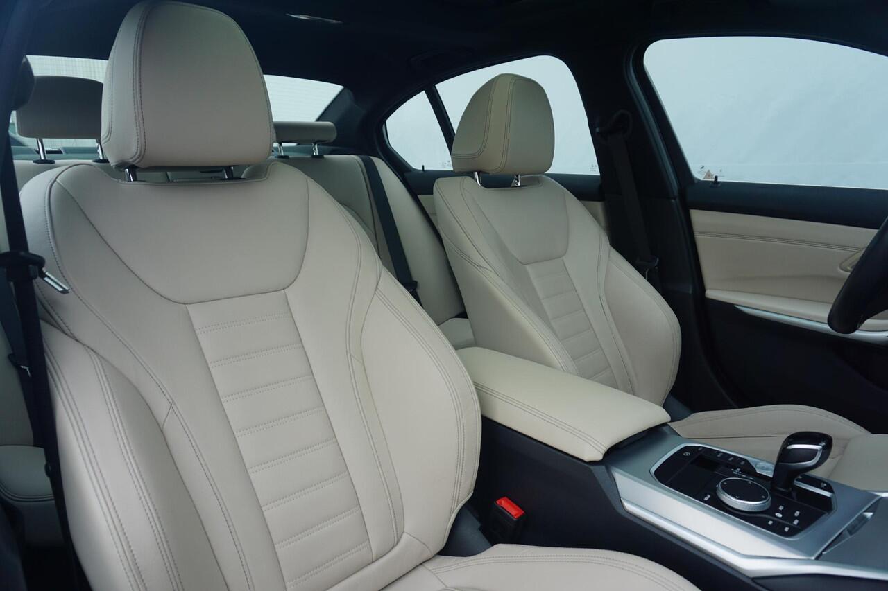 BMW 3-SERIE Sedan 320e High Executive M Sportpakket 19'' / Schuif-/kanteldak / Elektrisch verstelbare voorstoelen / HiFi System