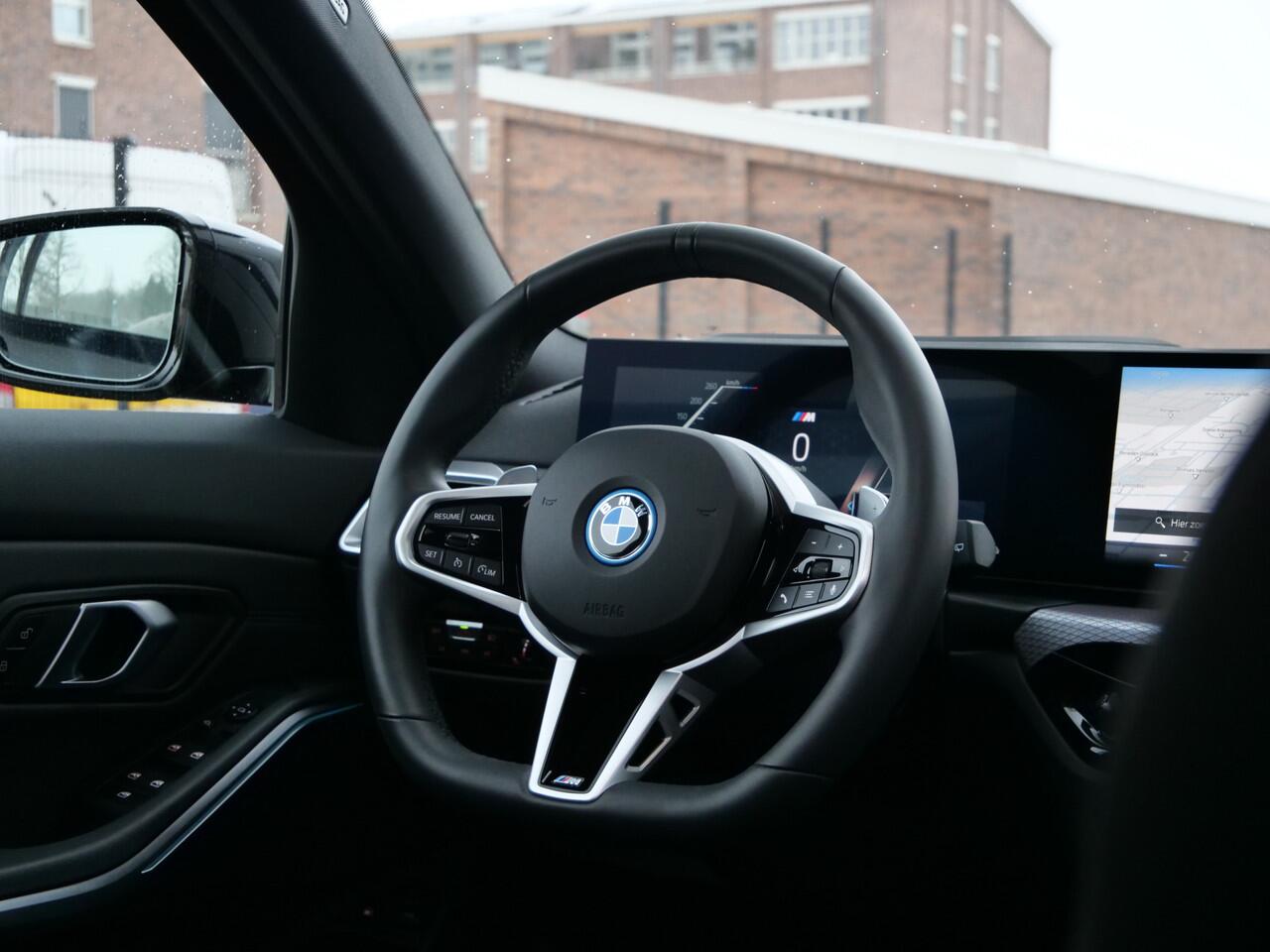 BMW 3-SERIE Touring 330e 292 Pk Automaat M Sportpakket Pro Schuifdak / Apple Carplay / Head-Up / Keyless