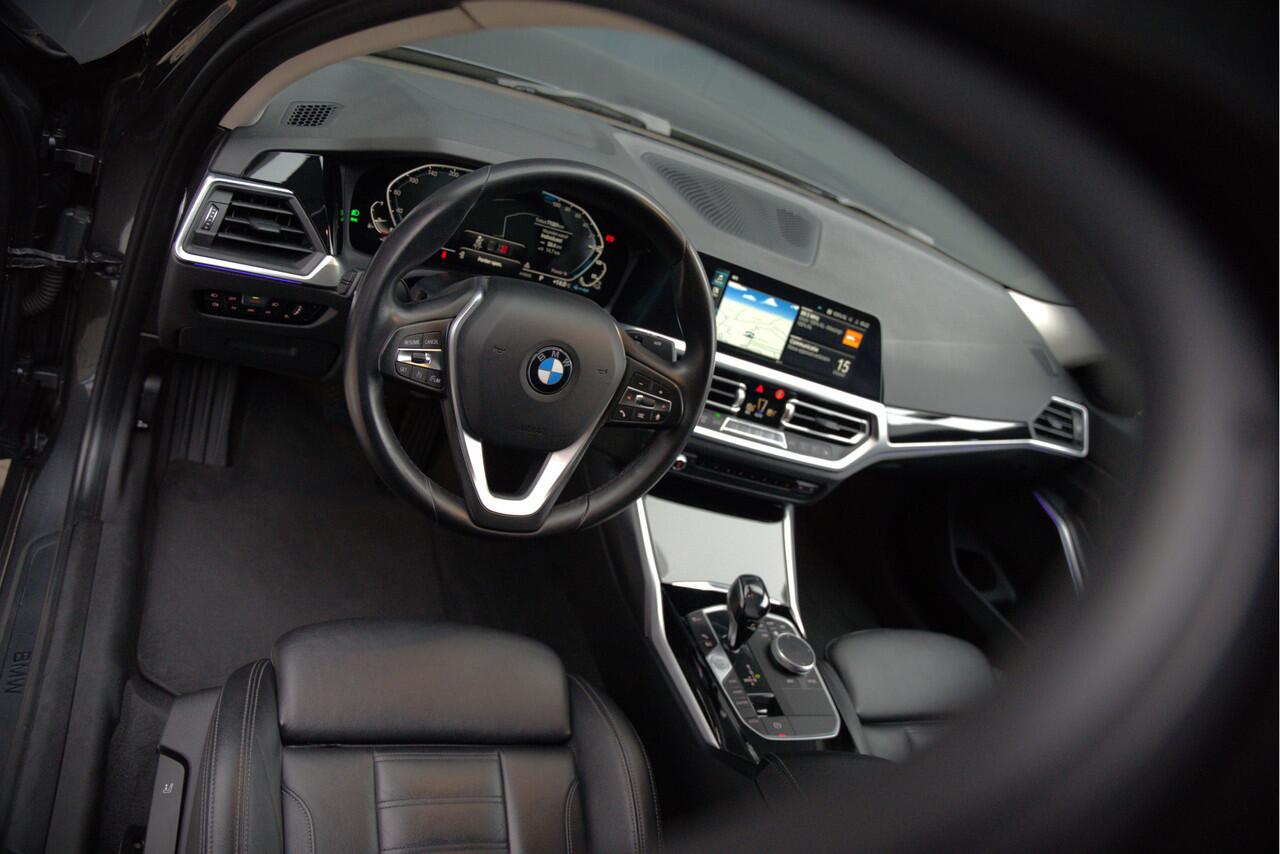 BMW 3-SERIE 330e eDrive Edition Sportline | Stoelverwarming | Cruise Control | Leer | Camera | Keyless | Apple Carplay | Ambiance Verlichting | HIFI | Parkeersensoren | Navigatie | NAP | Sport