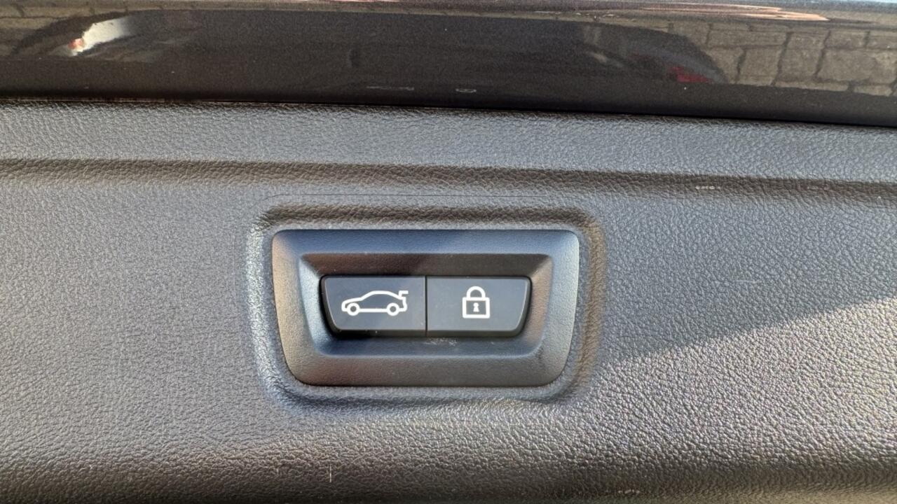 BMW 3-SERIE Touring 330e xDr. High Exec. | M-Sport | HUD | Leer | Navi