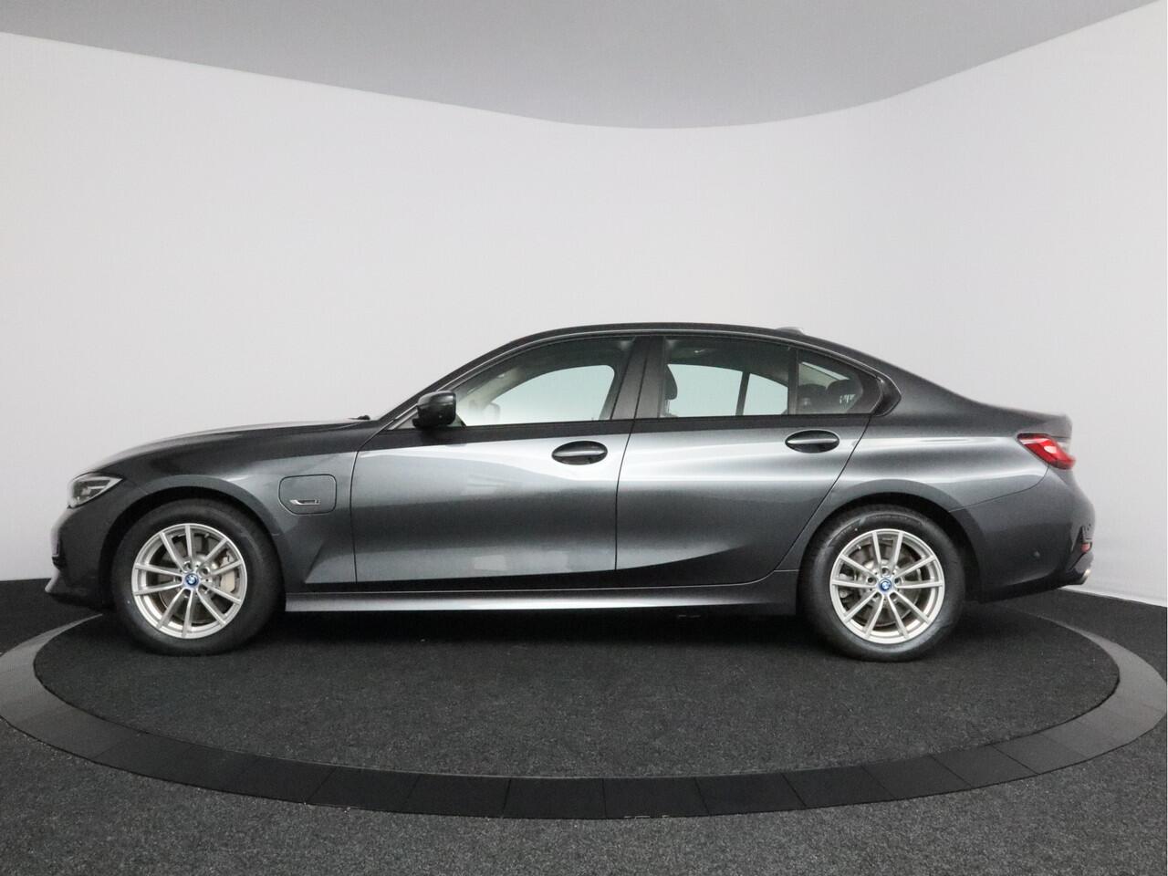 BMW 3-SERIE 330e | LED | 360° camera | Schuif-kanteldak | Laser LED-koplampen