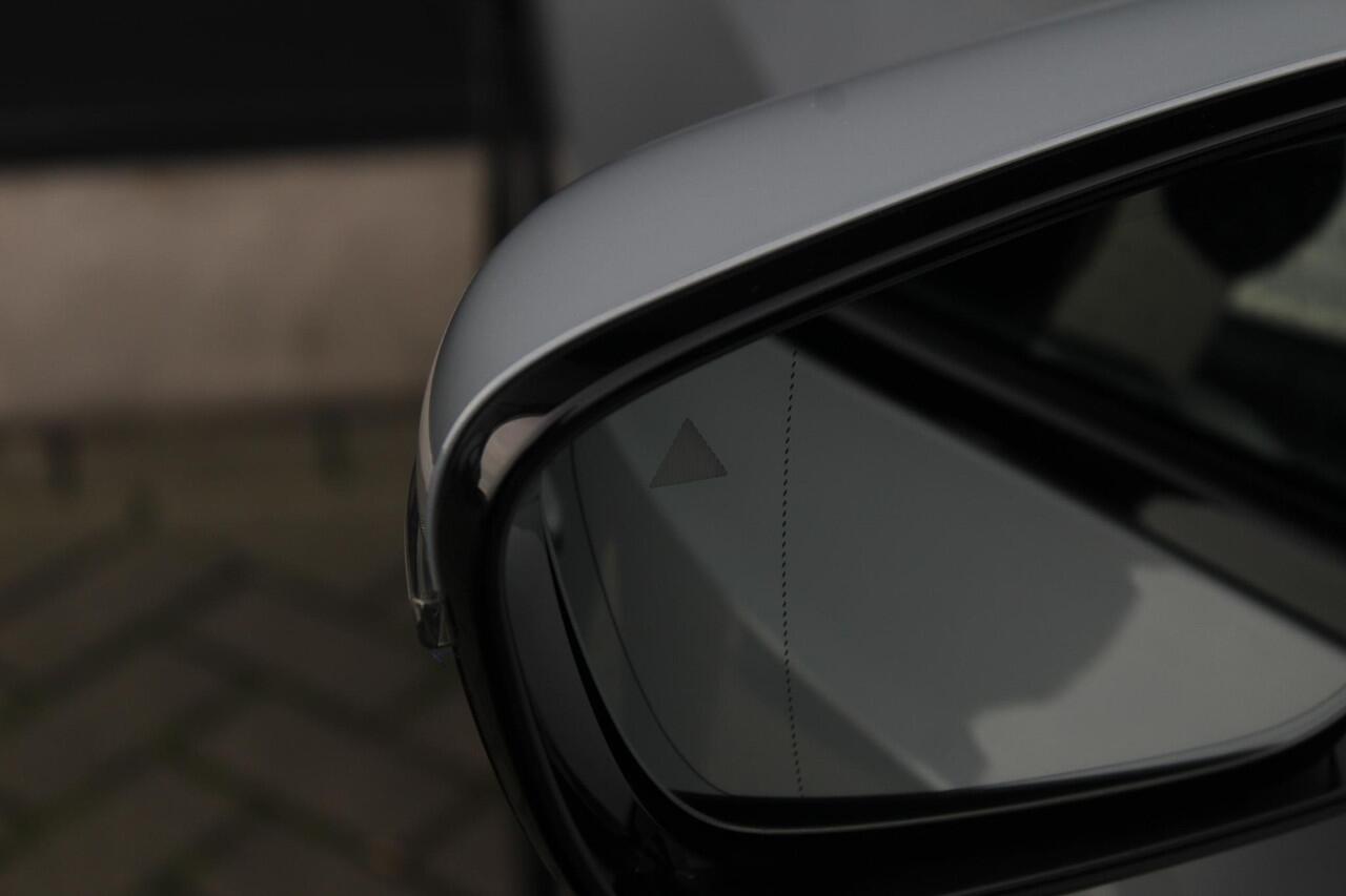 BMW 3-SERIE Touring 330e xDrive M Sport | Panorama Dak | HUD | Elektrisch Verstelbare Voorstoel