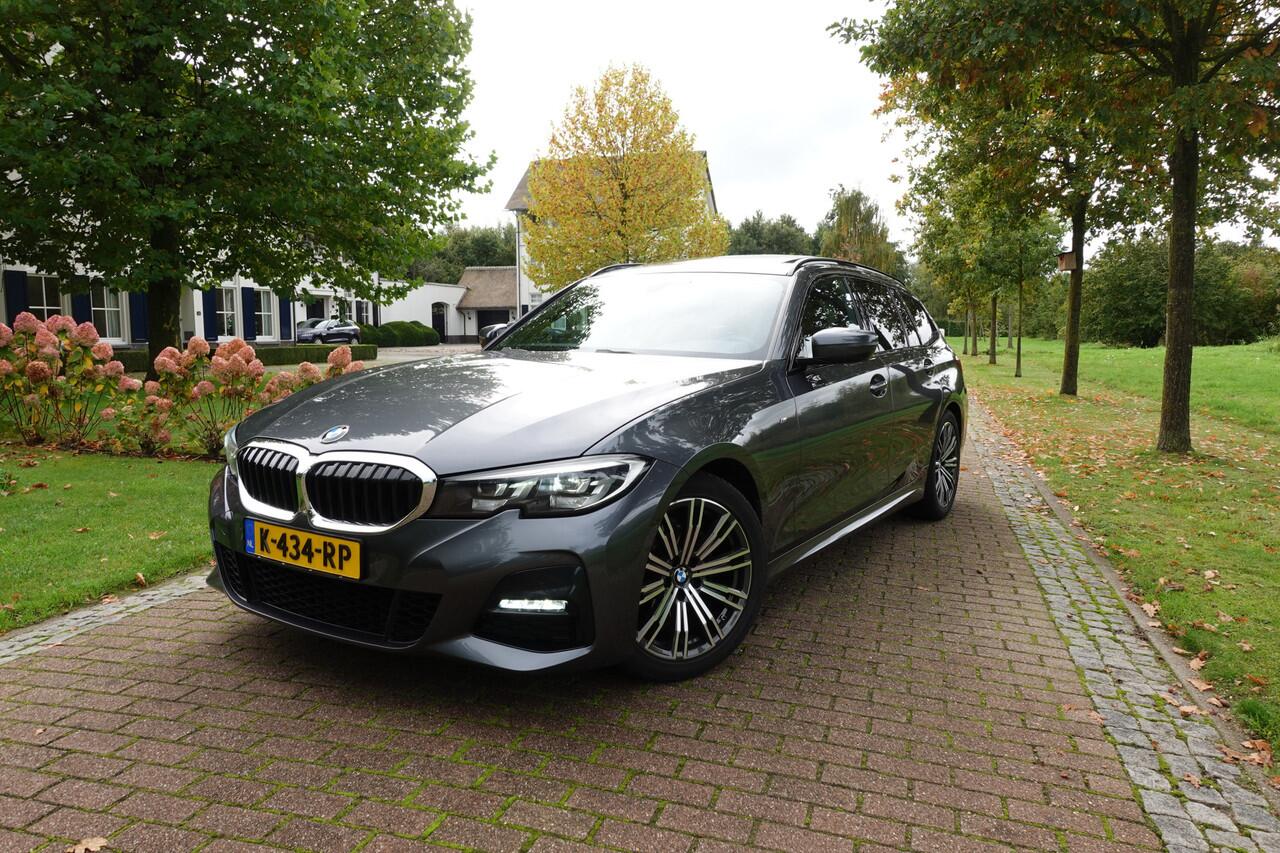 BMW 3-SERIE Touring 320i High Executive M-SPORT | Pano | LED | CarPlay | Stoelverw. | Elektr. klep | Camera |