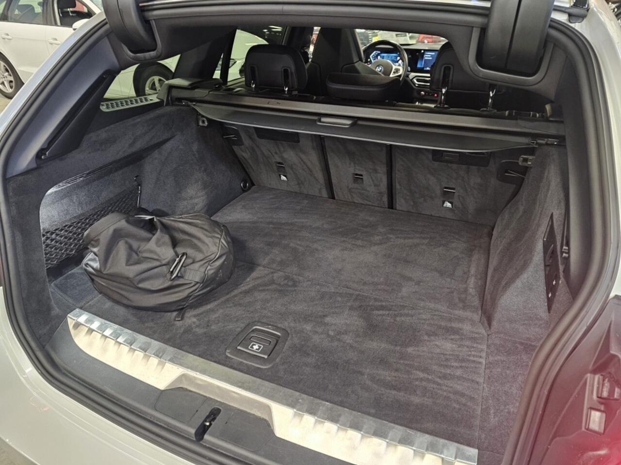 BMW 3-SERIE Touring 330e | Laser Light | Stoelverwarming | Panoramadak | Compleet