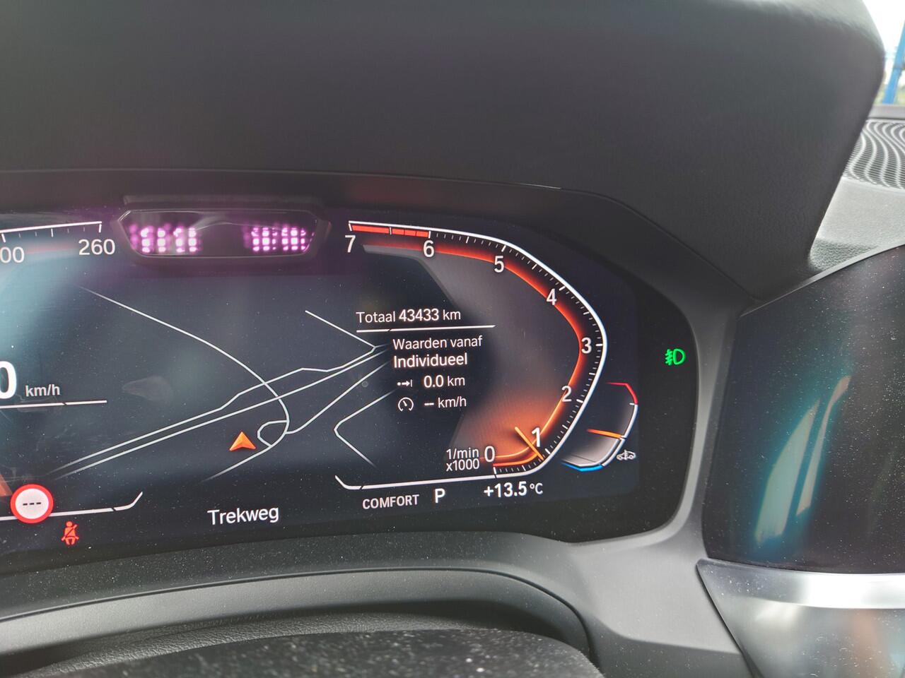 BMW 3-SERIE 330i High Executive M-Sport / Live Cockpit Pro / DAP / HIFI / LED / Trekhaak / Bomvol