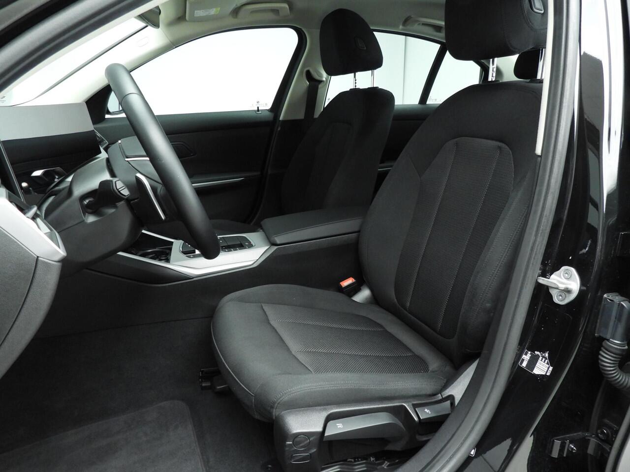 BMW 3-SERIE Sedan 318i | LED | Navigatie | Clima | PDC | Cruise controle | DAB | Alu 17 inch