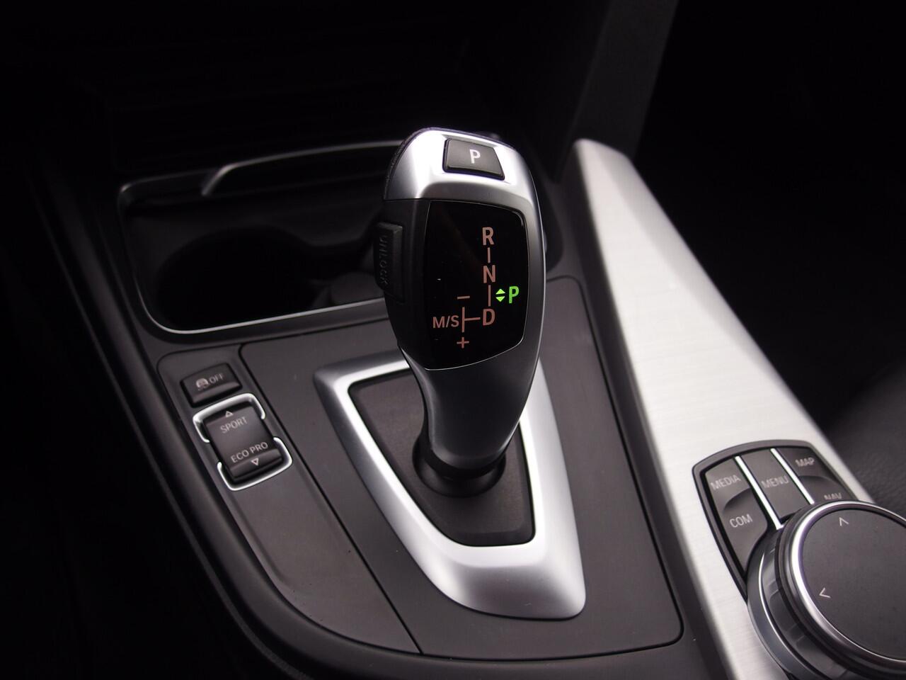 BMW 3-SERIE Touring 318i M Sport Corporate Lease AUTOMAAT / TREKHAAK / FULL LED / NAVI / CLIMA / STOELVERW / PDC / NL-AUTO