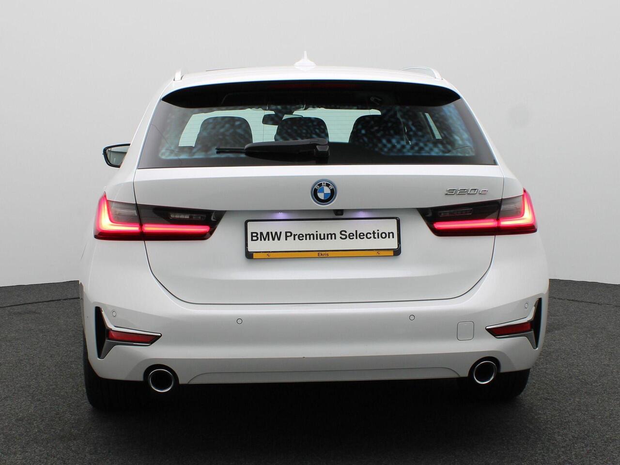 BMW 3-SERIE 320e Touring High Executive | Luxury Line | Parking Pack | Achteruitrijcamera | Panoramadak | Sportstoelen | Head-Up Display | 17"