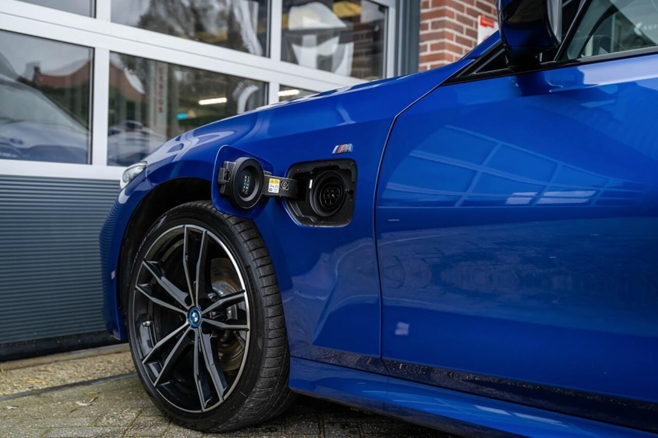 BMW 3-SERIE 330e xDrive M Sport | Shadow | Harman/Kardon | Keyless | Memory | Camera | Elek. trekhaak | ACC | 19' inch |