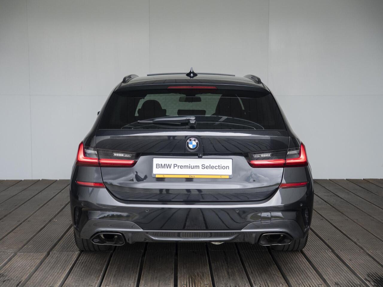 BMW 3-SERIE Touring M340i xDrive | Innovationspakket | Parking Assistant | Verwarmd Stuurwiel | Comfort Access | Achteruitrijcamera | Harman Kardon | Panoramadak | Head-Up Display | 19'' | Trekhaak