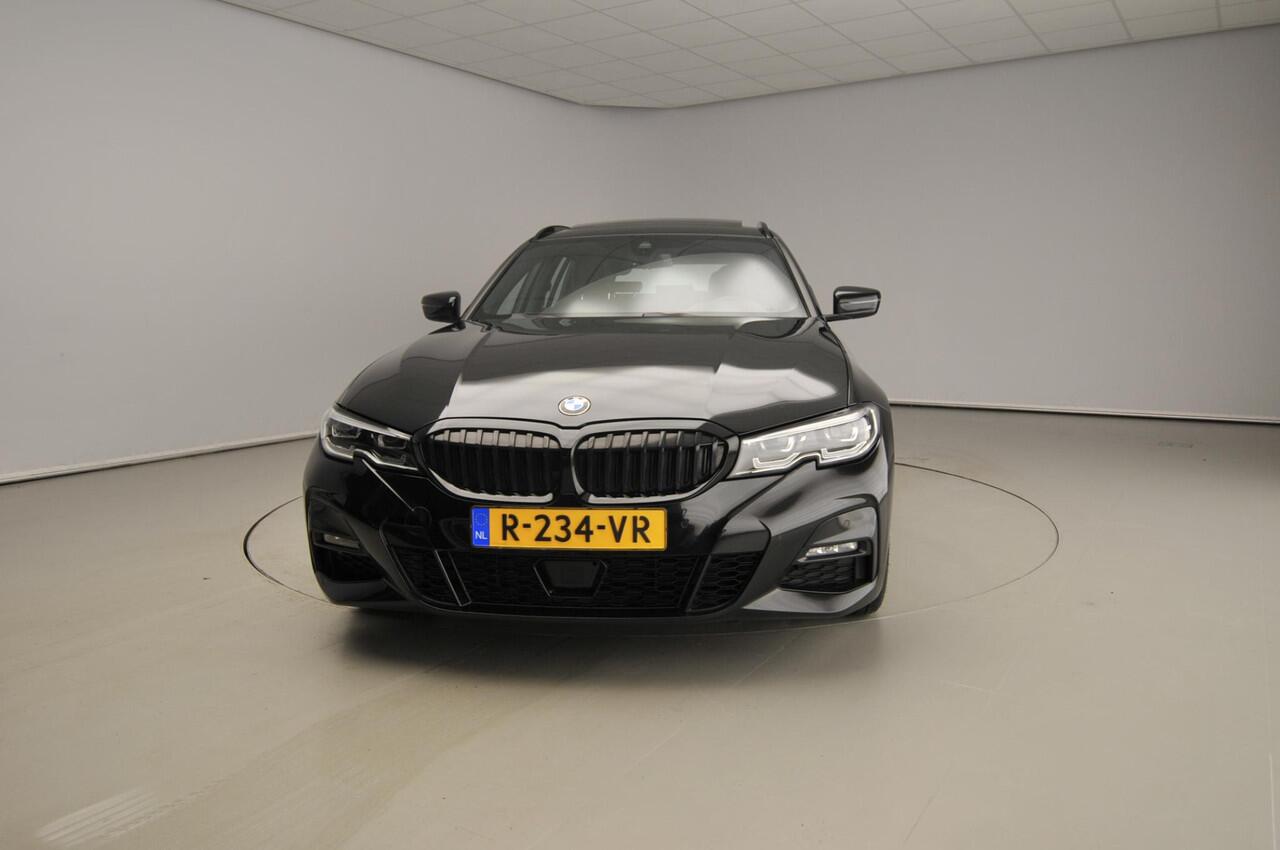 BMW 3-SERIE Touring 330i xDrive M-Sportpakket | LED | Leder | Navigatie | Active cruise | Schuifdak | Trekhaak | DAB | Hifi speakers | Alu 18 inch