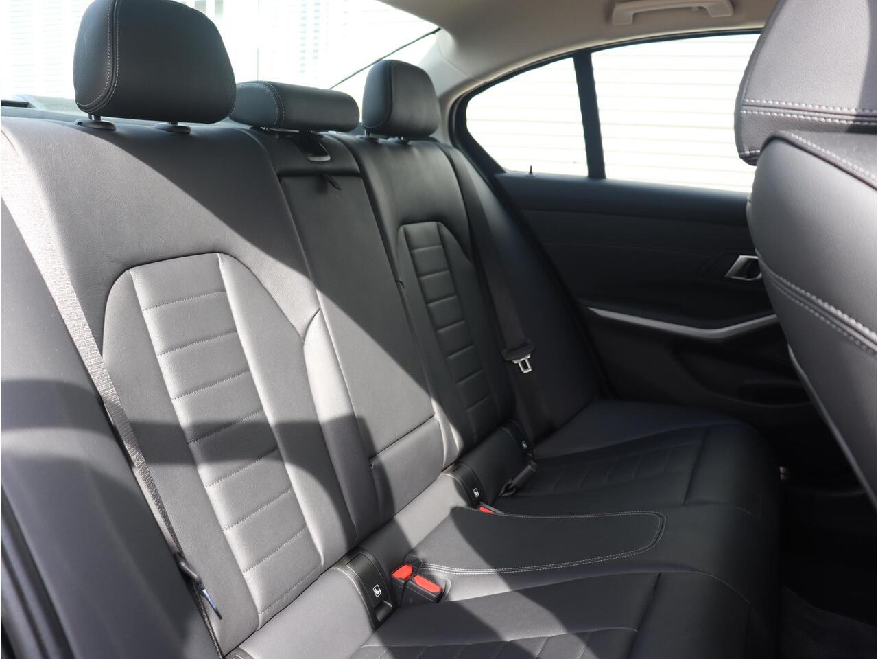 BMW 3-SERIE Sedan 330e | High Executive | HiFi | Led | Apple Carplay | Verwarmde Voorstoelen