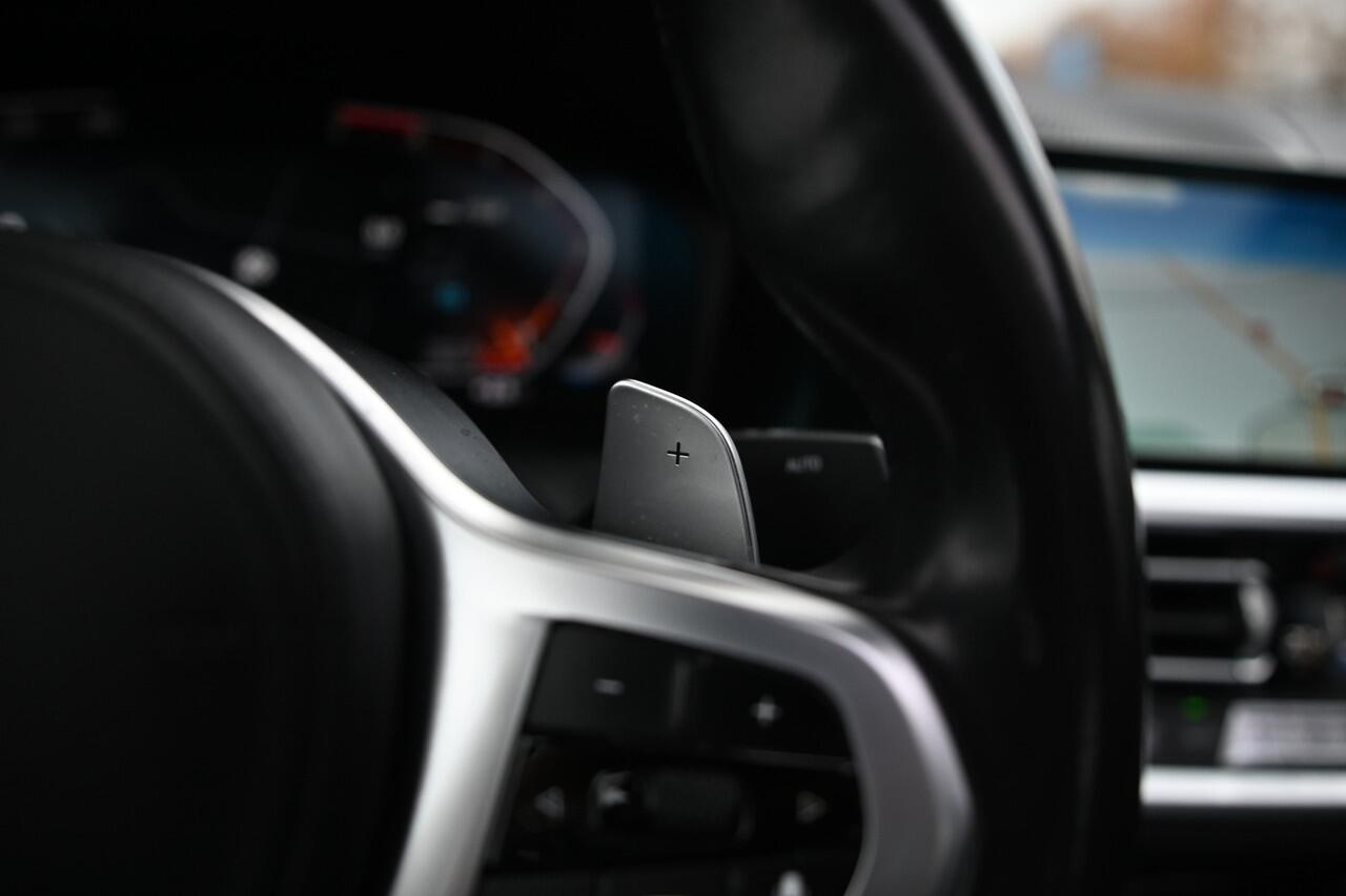 BMW 3-SERIE 320i Executive M Sport Automaat / Schuif-kanteldak / Sportstoelen / Head-Up / Comfort Access / M Sportonderstel / Live Cockpit Professional