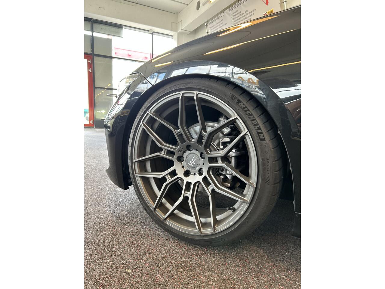 BMW 3-SERIE Touring 318i M Sport | Panoramadak | Fabrieksgarantie | 20''INCH | Verlaagd | Lederen bekleding | Afneembare trekhaak | Cruise control | Climate control | Lane assist | Apple carplay | Full LED