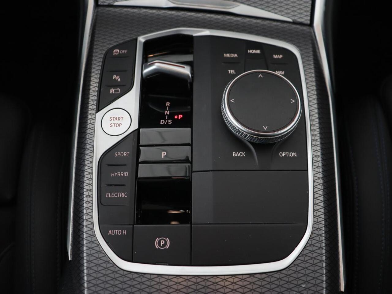 BMW 3-SERIE 320e M Sport | Panoramadak | Trekhaak | Stoelverwarming | Carplay | Sportstoelen | Leder/Alcantara | Navigatie | Widescreen Display | Sfeerverlichting | Parkeerhulp | PHEV | Plug In